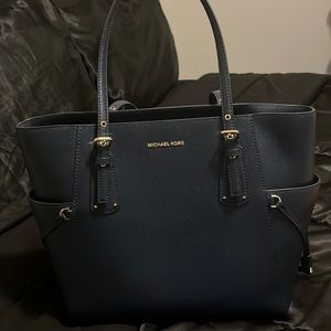 Navy Blue Michael Kira Tote bag